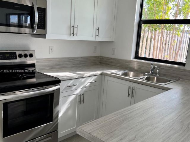 3-bedroom home for rent in Miami - 10030 SW 228th Ter - MondialRealty