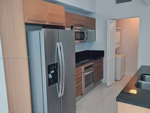 2-bedroom condo for sale in Miami - 244 Biscayne Blvd 908 - MondialRealty