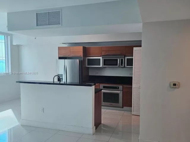 2-bedroom condo for sale in Miami - 244 Biscayne Blvd 908 - MondialRealty