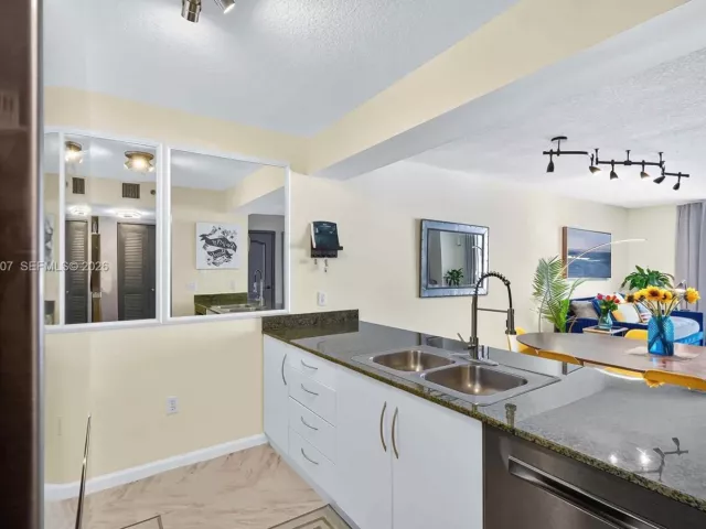 1-bedroom condo for rent in Miami - 1200 Brickell Bay Dr 3914 - MondialRealty