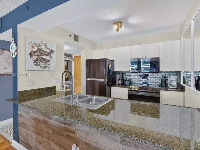 1-bedroom condo for rent in Miami - 1200 Brickell Bay Dr 3914 - MondialRealty