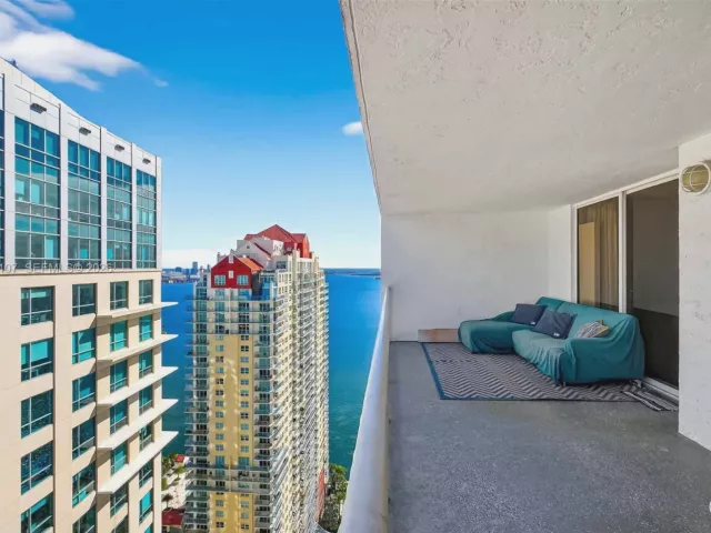 1-bedroom condo for rent in Miami - 1200 Brickell Bay Dr 3914 - MondialRealty