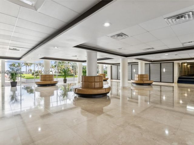 1-bedroom condo for sale in Miami Beach - 5005 Collins Ave 1523 - MondialRealty