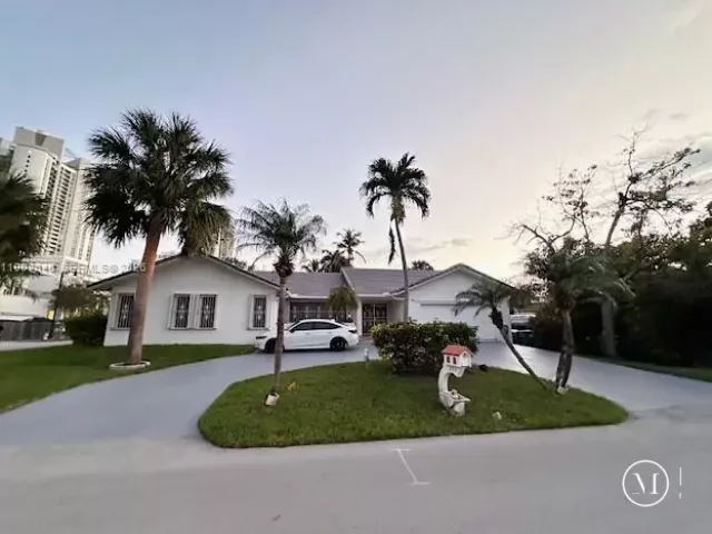 4-bedroom home for sale in Sunny Isles Beach - 204 191st St - MondialRealty