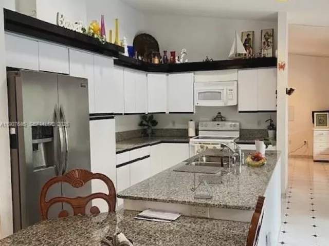 4-bedroom home for sale in Sunny Isles Beach - 204 191st St - MondialRealty