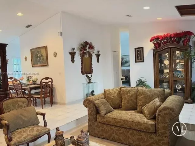 4-bedroom home for rent in Sunny Isles Beach - 204 191st St - MondialRealty