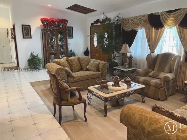 4-bedroom home for rent in Sunny Isles Beach - 204 191st St - MondialRealty