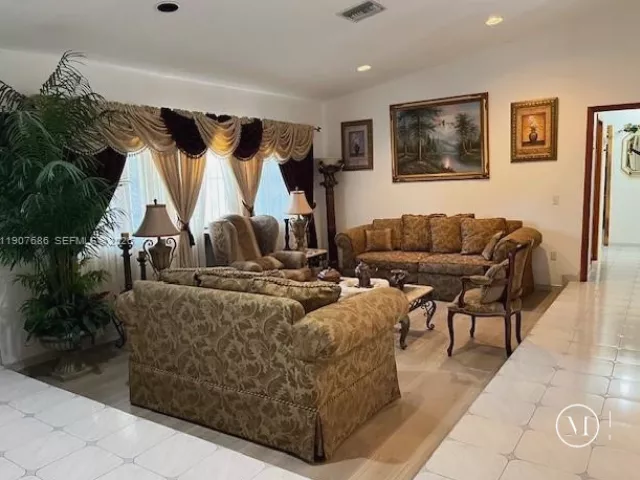 4-bedroom home for rent in Sunny Isles Beach - 204 191st St - MondialRealty