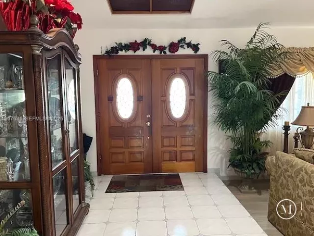 4-bedroom home for rent in Sunny Isles Beach - 204 191st St - MondialRealty