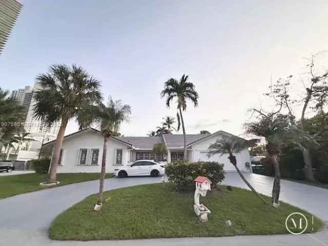 4-bedroom home for rent in Sunny Isles Beach - 204 191st St - MondialRealty