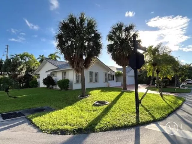 4-bedroom home for rent in Sunny Isles Beach - 204 191st St - MondialRealty