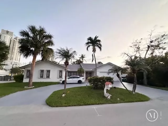 4-bedroom home for rent in Sunny Isles Beach - 204 191st St - MondialRealty