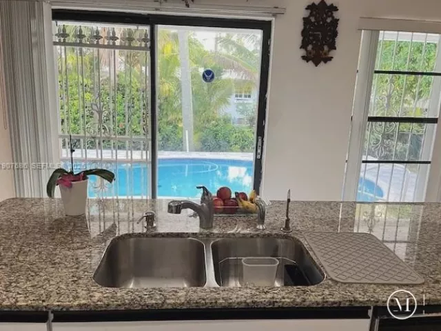 4-bedroom home for rent in Sunny Isles Beach - 204 191st St - MondialRealty