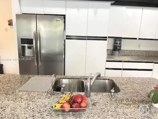 4-bedroom home for rent in Sunny Isles Beach - 204 191st St - MondialRealty