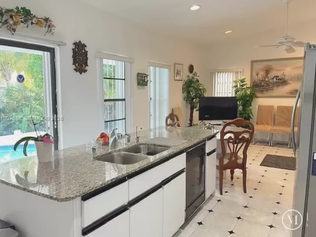 4-bedroom home for rent in Sunny Isles Beach - 204 191st St - MondialRealty