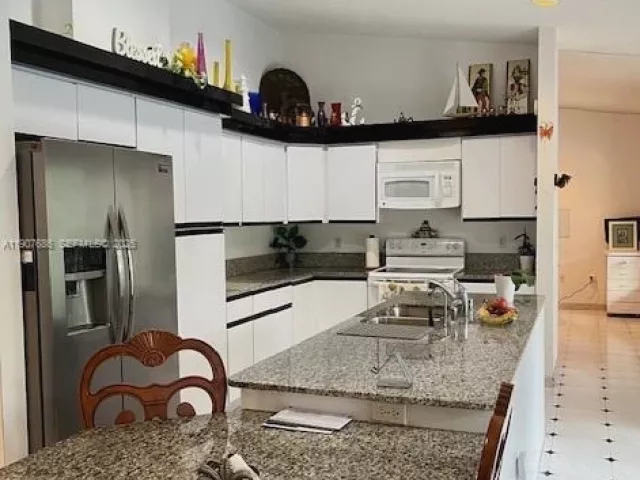 4-bedroom home for rent in Sunny Isles Beach - 204 191st St - MondialRealty