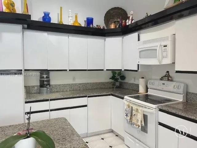4-bedroom home for rent in Sunny Isles Beach - 204 191st St - MondialRealty