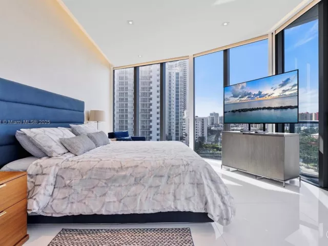 2-bedroom condo for rent in Sunny Isles Beach - 17475 Collins Ave 504 - MondialRealty