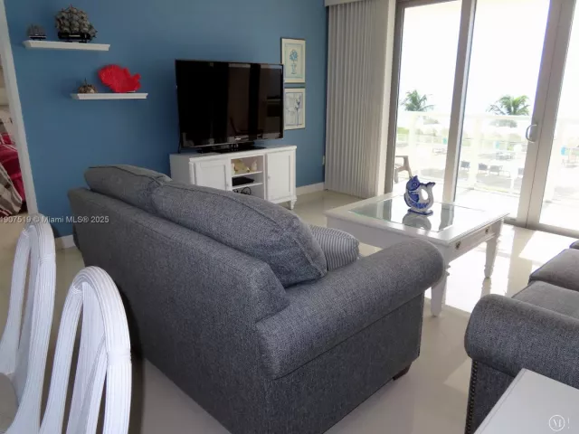 1-bedroom condo for rent in Miami Beach - 5701 Collins Ave 304 - MondialRealty