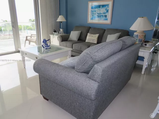 1-bedroom condo for rent in Miami Beach - 5701 Collins Ave 304 - MondialRealty