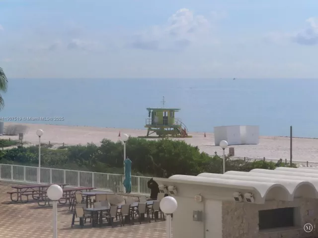 1-bedroom condo for rent in Miami Beach - 5701 Collins Ave 304 - MondialRealty