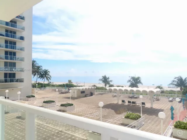 1-bedroom condo for rent in Miami Beach - 5701 Collins Ave 304 - MondialRealty