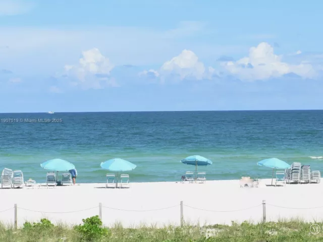 1-bedroom condo for rent in Miami Beach - 5701 Collins Ave 304 - MondialRealty