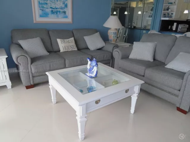 1-bedroom condo for rent in Miami Beach - 5701 Collins Ave 304 - MondialRealty