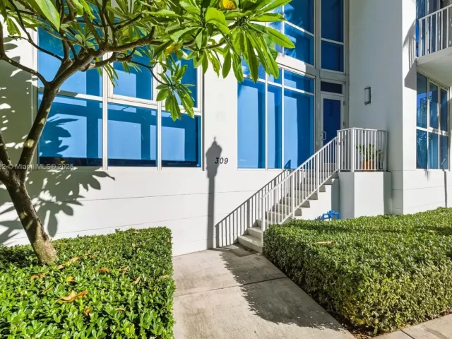2-bedroom condo for sale in Miami - 2020 N Bayshore TH103 - MondialRealty