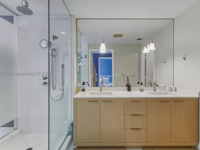 2-bedroom condo for sale in Miami - 2020 N Bayshore TH103 - MondialRealty