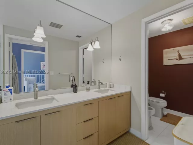 2-bedroom condo for sale in Miami - 2020 N Bayshore TH103 - MondialRealty