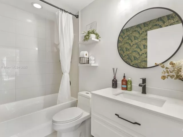 2-bedroom condo for sale in Miami - 2020 N Bayshore TH103 - MondialRealty