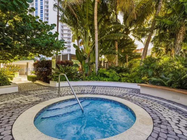 2-bedroom condo for sale in Miami - 2020 N Bayshore TH103 - MondialRealty