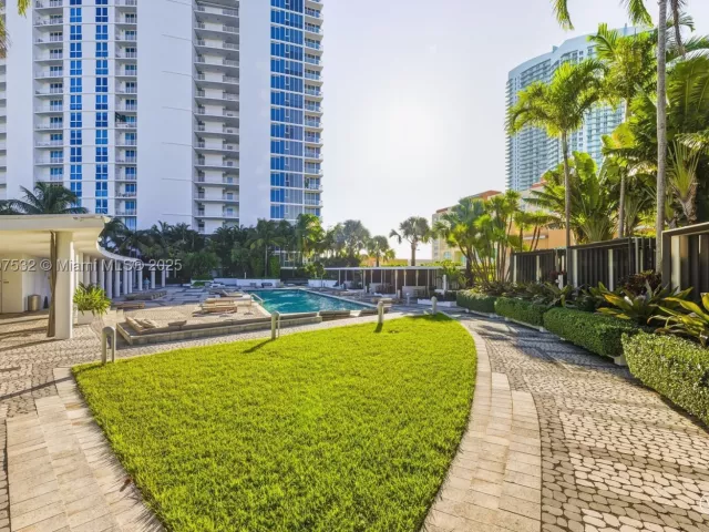2-bedroom condo for sale in Miami - 2020 N Bayshore TH103 - MondialRealty
