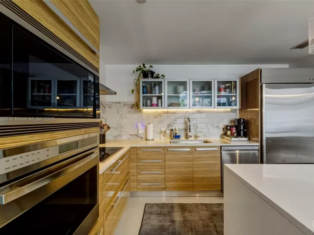 2-bedroom condo for sale in Miami - 2020 N Bayshore TH103 - MondialRealty