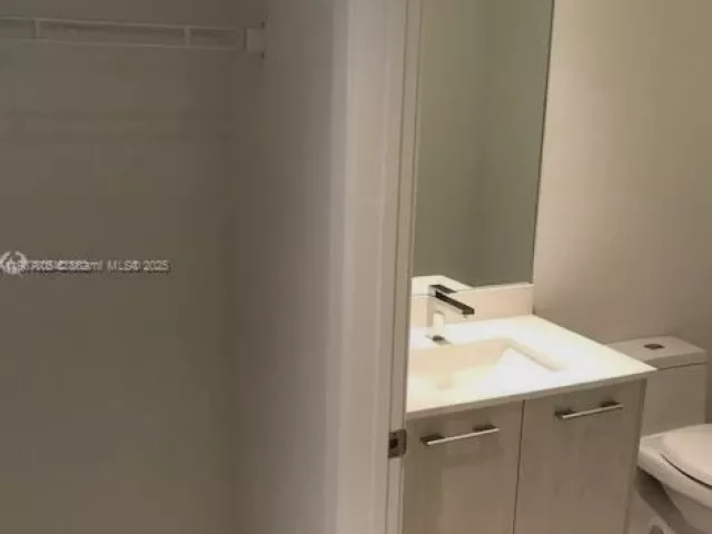 1-bedroom condo for rent in Miami - 55 SW 9th St 2510 - MondialRealty