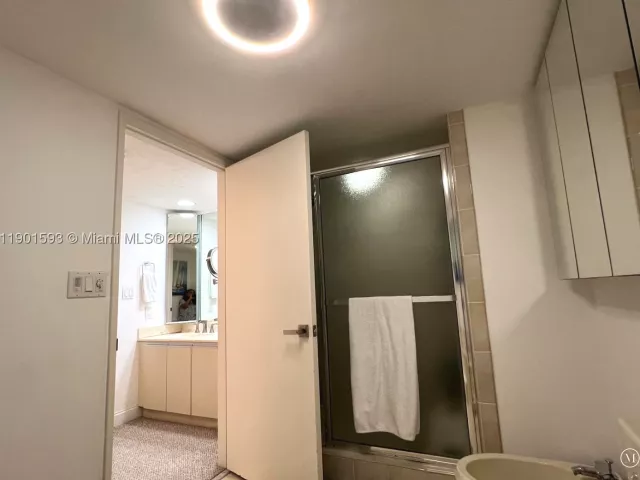 2-bedroom condo for sale in Miami - 520 Brickell Key Dr A900 - MondialRealty
