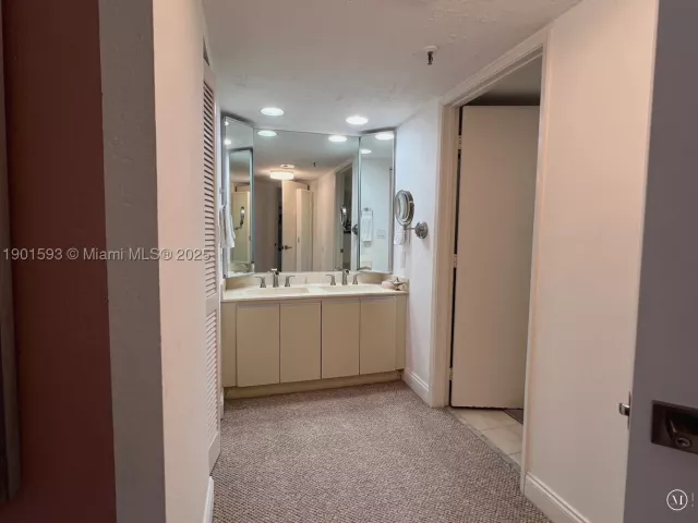 2-bedroom condo for sale in Miami - 520 Brickell Key Dr A900 - MondialRealty