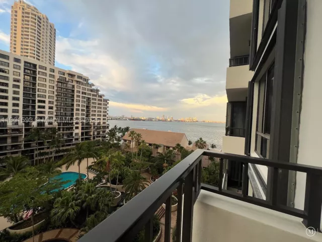 2-bedroom condo for sale in Miami - 520 Brickell Key Dr A900 - MondialRealty