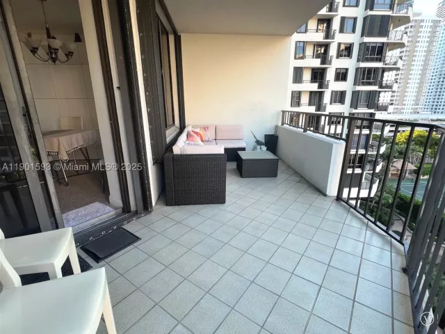 2-bedroom condo for sale in Miami - 520 Brickell Key Dr A900 - MondialRealty