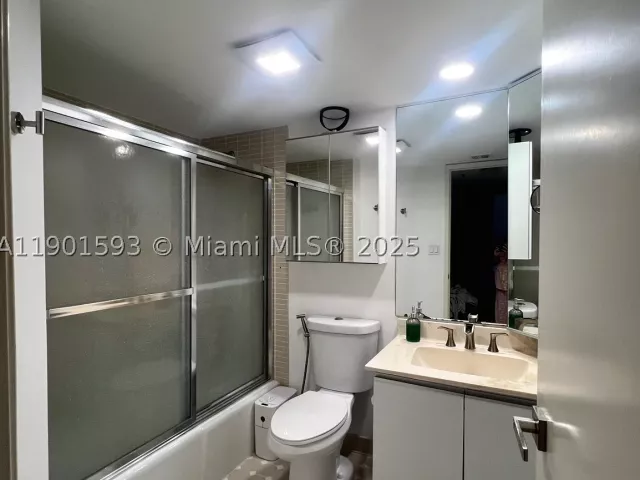 2-bedroom condo for sale in Miami - 520 Brickell Key Dr A900 - MondialRealty