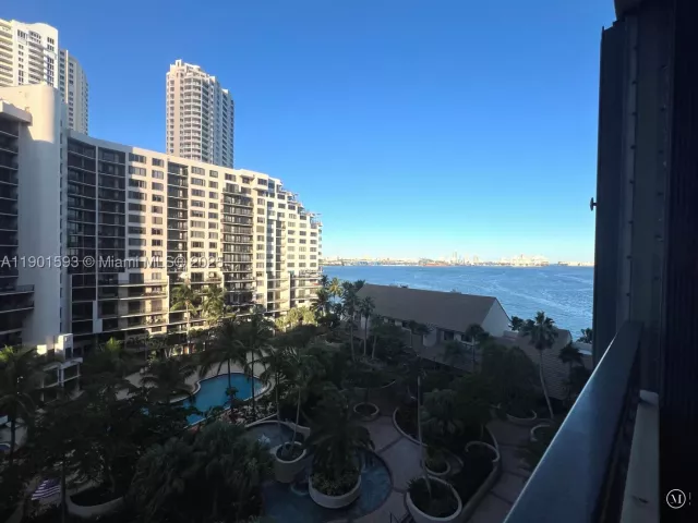 2-bedroom condo for sale in Miami - 520 Brickell Key Dr A900 - MondialRealty