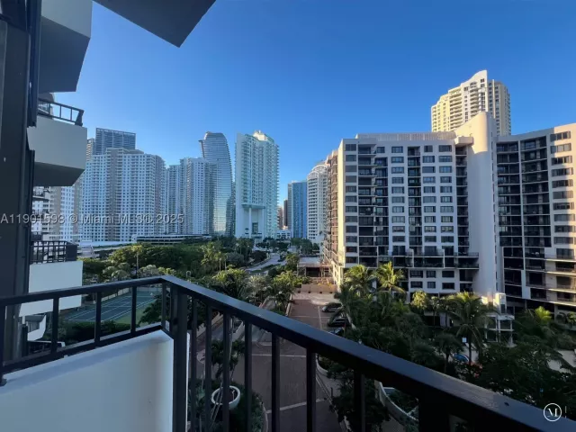 2-bedroom condo for sale in Miami - 520 Brickell Key Dr A900 - MondialRealty