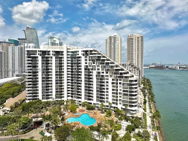 2-bedroom condo for sale in Miami - 520 Brickell Key Dr A900 - MondialRealty