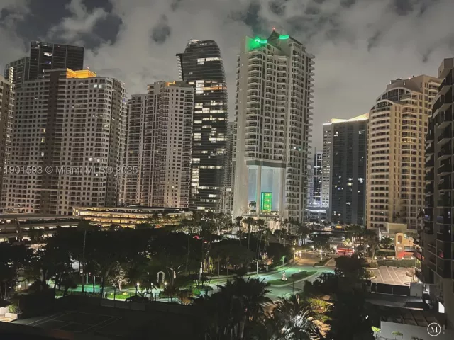 2-bedroom condo for sale in Miami - 520 Brickell Key Dr A900 - MondialRealty