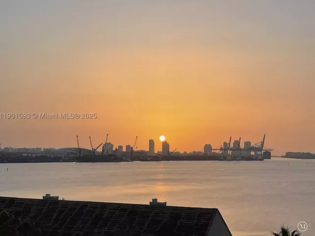 2-bedroom condo for sale in Miami - 520 Brickell Key Dr A900 - MondialRealty