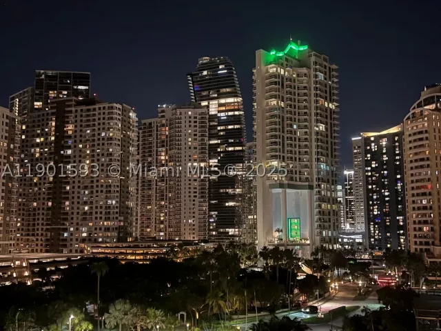 2-bedroom condo for sale in Miami - 520 Brickell Key Dr A900 - MondialRealty
