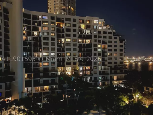 2-bedroom condo for sale in Miami - 520 Brickell Key Dr A900 - MondialRealty