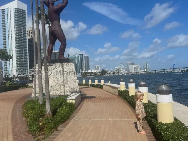 2-bedroom condo for sale in Miami - 520 Brickell Key Dr A900 - MondialRealty