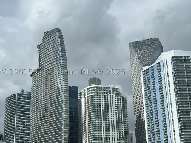 2-bedroom condo for sale in Miami - 520 Brickell Key Dr A900 - MondialRealty